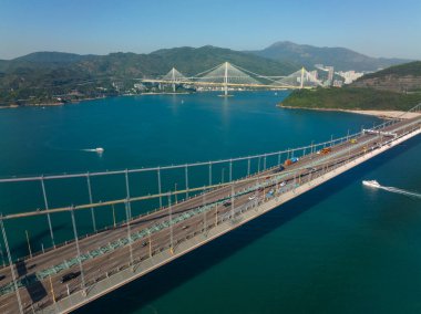 Drone, Tsing Ma ve Ting Kau köprüsünün üzerinden uçuyor.