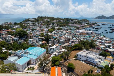 Hong Kong - 26 Mayıs 2021: Cheung Chau lantau adasının tepeden aşağı manzarası