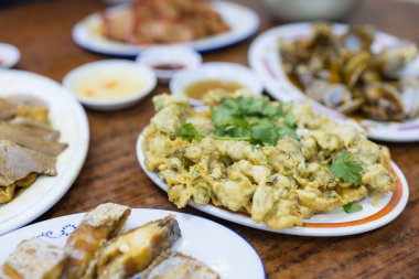 Restoranda kızarmış istiridye omleti.