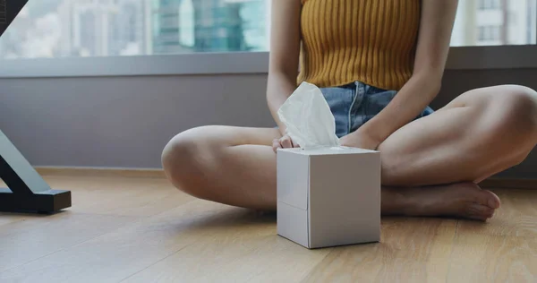 Mujer Estornudar Con Tejido Casa — Foto de Stock