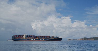 Hong Kong - 01 Haziran 2021: Denizdeki kargo gemisi