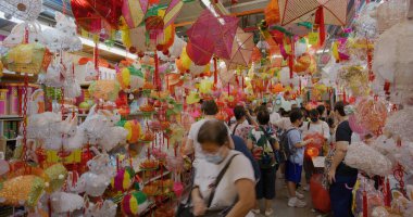 Yuen Long, Hong Kong - 09 Eylül 2021: Hong Kong 'da sulak pazarda geleneksel sonbahar ortası feneri satmak