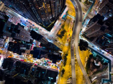 İnsansız hava aracı gece vakti Hong Kong üzerinde uçuyor.