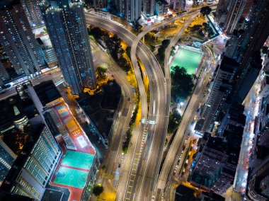 İnsansız hava aracı gece vakti Hong Kong şehrinin üzerinde uçuyor.