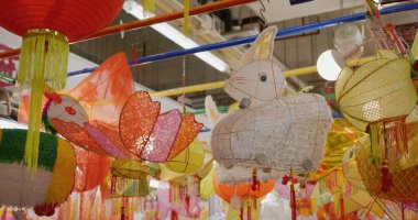 Yuen Long, Hong Kong - 09 Eylül 2021: Hong Kong 'da sulak pazarda geleneksel sonbahar ortası feneri satmak