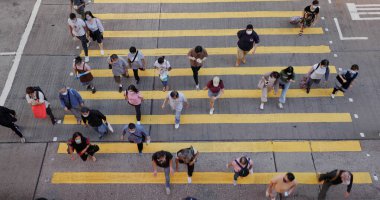 Mong Kok, Hong Kong - 05 Kasım 2021: Karşıdan karşıya geçen insanların yukarıdan aşağı görüntüsü
