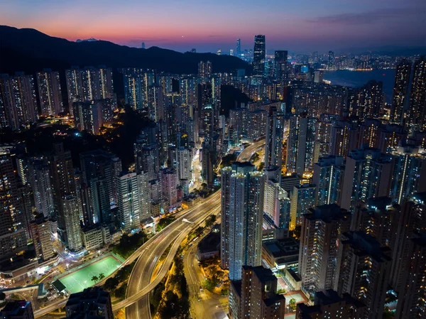 Geceleri Hong Kong 'un tepeden aşağı manzarası