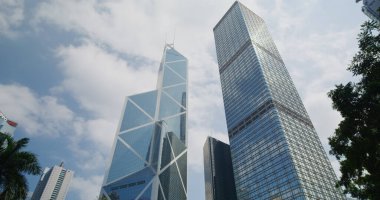 Aşağıdan mavi gökdelen