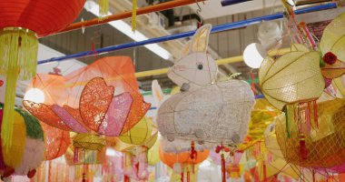 Yuen Long, Hong Kong - 09 Eylül 2021: Hong Kong 'da sulak pazarda geleneksel sonbahar ortası feneri satmak