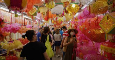 Yuen Long, Hong Kong - 09 Eylül 2021: Hong Kong 'da sulak pazarda geleneksel sonbahar ortası feneri satmak
