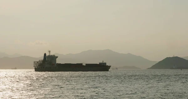 Hongkong Augusti 2020 Lastfartyg Passerar Havet Vid Solnedgången — Stockfoto