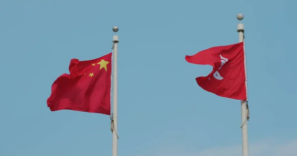 Bandera China Hong Kong Ondeando Con Cielo Azul — Foto de Stock