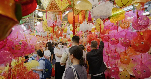 Yuen Long, Hong Kong - 09 Eylül 2021: Hong Kong 'da sulak pazarda geleneksel sonbahar ortası feneri satmak