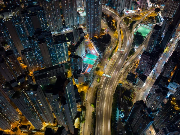 İnsansız hava aracı gece vakti Hong Kong şehrinin üzerinde uçuyor.