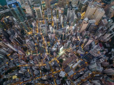 Merkez, Hong Kong - 06 Aralık 2021: Geceleri Hong Kong şehrinin yukarıdan aşağı manzarası
