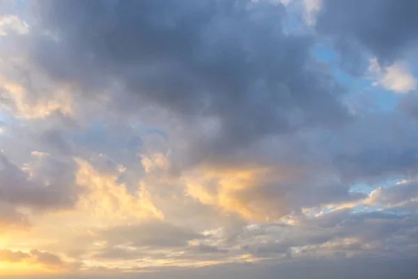 美丽的白云和夕阳的天空 — 图库照片