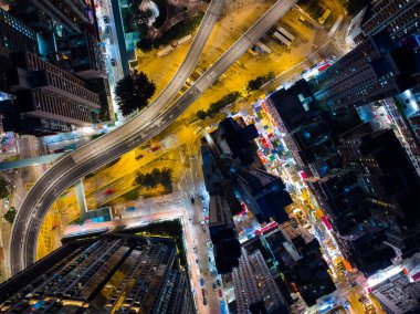 Geceleri Hong Kong caddesinin hava görüntüsü.