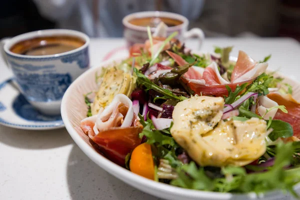 咖啡店的新鲜沙拉和热咖啡 — 图库照片
