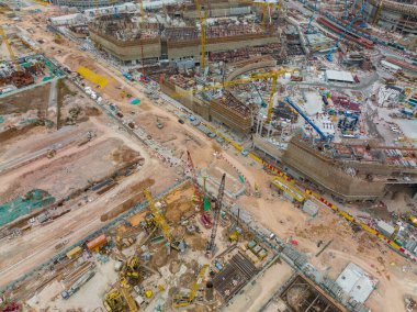 Kai Tak, Hong Kong - 07 Aralık 2021: İHA inşaat alanının üzerinde uçuyor