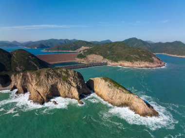 İnsansız hava aracı, Hong Kong 'un Sai Kung' u üzerinde uçuyor.