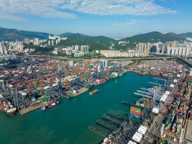 Hong Kong - 05 Aralık 2021: Hong Kong kargo terminalinin yukarıdan aşağı görüntüsü