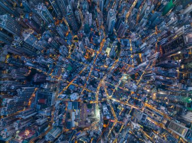 Merkez, Hong Kong - 06 Aralık 2021: Geceleri Hong Kong şehrinin yukarıdan aşağı manzarası