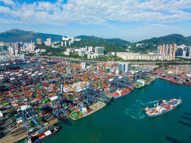 Hong Kong - 05 Aralık 2021: Hong Kong kargo terminalinin üst görüntüsü