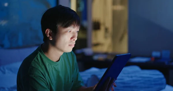 Man Gebruik Van Tablet Computer Thuis Avond — Stockfoto