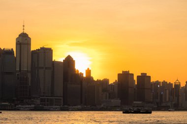 Sheung Wan, Hong Kong - 14 Kasım 2021: Gün batımında Hong Kong deniz kenarı binası