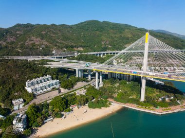 Hong Kong - 27 Kasım 2021: Hong Kong 'daki Ting Kau Köprüsü üzerinde insansız hava aracı uçuşu