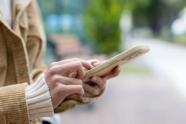 Användning Mobiltelefon Staden — Stockfoto