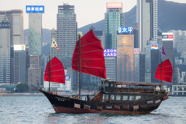 Tsim Sha Tsui Гонконг Листопада 2021 Червоний Вітрильник Через Місто — стокове фото