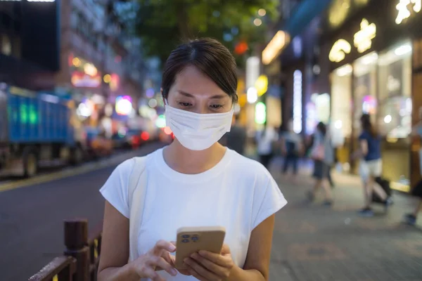 Kvinna Bära Ansikte Mask Och Använda Mobiltelefon Natten — Stockfoto