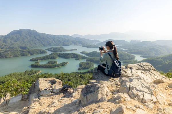 Mujer Tomar Una Foto Cámara Sentarse Cima Montaña —  Fotos de Stock