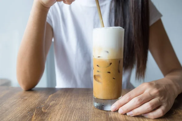 Kadınlar Kafede Buzlu Kahvenin Tadını Çıkarır — Stok fotoğraf