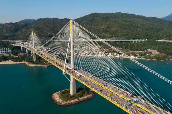 11月2019 香港のティン カウ橋を飛ぶドローン — ストック写真