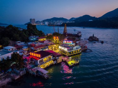 Lei Yue Mun, Hong Kong - 28 Kasım 2021: İnsansız hava aracı Hong Kong balıkçı köyünde uçuyor