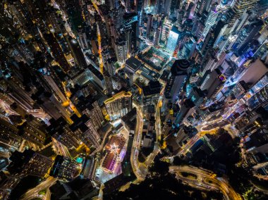 Hong Kong gecesinin tepeden aşağı manzarası