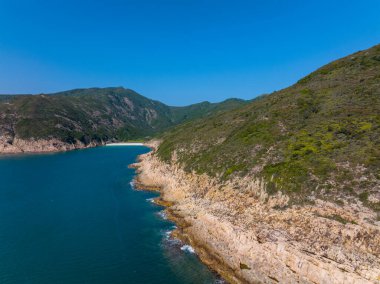 İnsansız hava aracı Sai Kung 'daki Hong Kong Global Geopark üzerinde uçuyor.