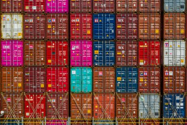 Kwai Tsing, Hong Kong - 21 Şubat 2020: Konteynır yığını