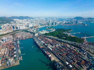 Kwai Chung, Hong Kong - 04 Aralık 2021: Hong Kong kargo terminalinin üst görüntüsü