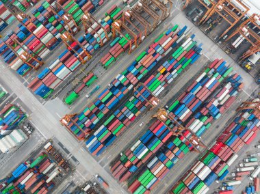 Kwai Chung, Hong Kong - 27 Ocak 2022: Hong Kong kargo terminalinin yukarıdan görünüşü