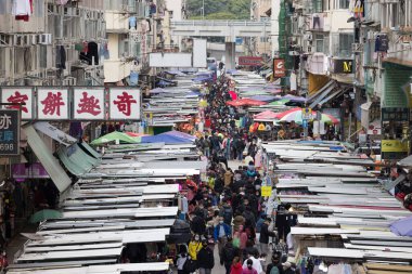 Mong Kok, Hong Kong - 05 Şubat 2022: Fa Yuen sokak pazarı