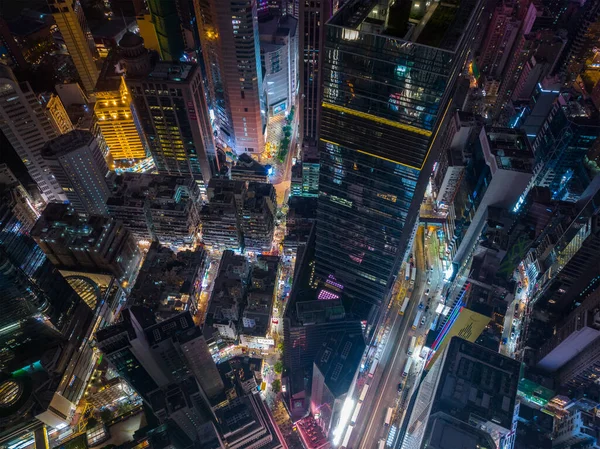 Causeway Körfezi, Hong Kong - 29 Ocak 2022: İHA gece Hong Kong üzerinde uçuyor