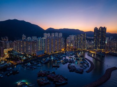Sai Wan Ho, Hong Kong - 23 Haziran 2020: Geceleri Hong Kong şehrinin en iyi manzarası