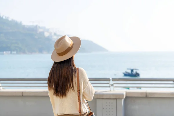 Donna Sguardo Turistico Mare Godere Della Vista Paesaggio — Foto Stock