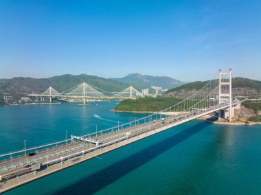 İnsansız hava aracı Hong Kong Tsing Ma Köprüsü üzerinde uçuyor.