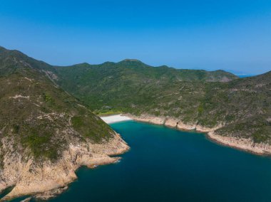 İnsansız hava aracı Sai Kung 'daki Hong Kong Global Geopark üzerinde uçuyor.