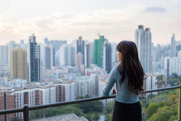 Mulher Olha Para Vista Cidade Montanha — Fotografia de Stock