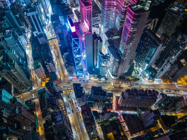 Causeway Körfezi, Hong Kong - 25 Ocak 2022: Geceleyin Hong Kong işlek şehir sokağının üst manzarası